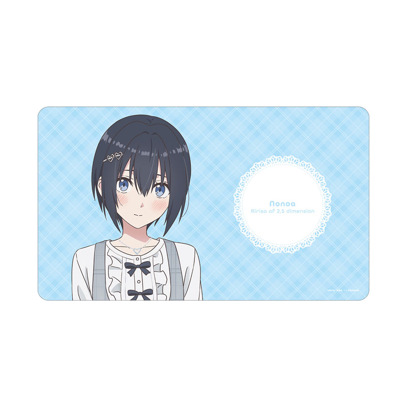 TVアニメ『2.5次元の誘惑』 描き下ろし ノノア チェック柄コーデver. マルチデスクマット 画像 2 | AniSmile
