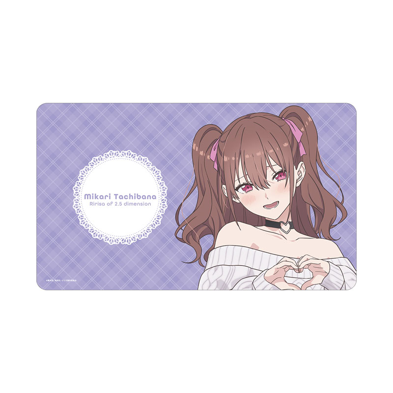 TVアニメ『2.5次元の誘惑』 描き下ろし 橘美花莉 チェック柄コーデver. マルチデスクマット 画像 2 | AniSmile