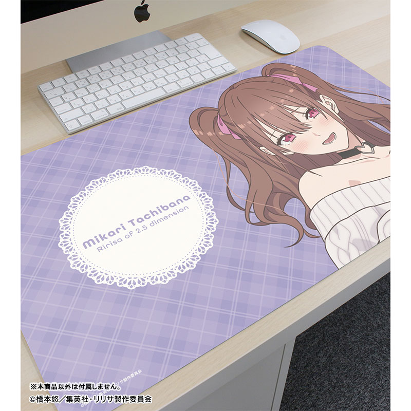 TVアニメ『2.5次元の誘惑』 描き下ろし 橘美花莉 チェック柄コーデver. マルチデスクマット 画像 3 | AniSmile
