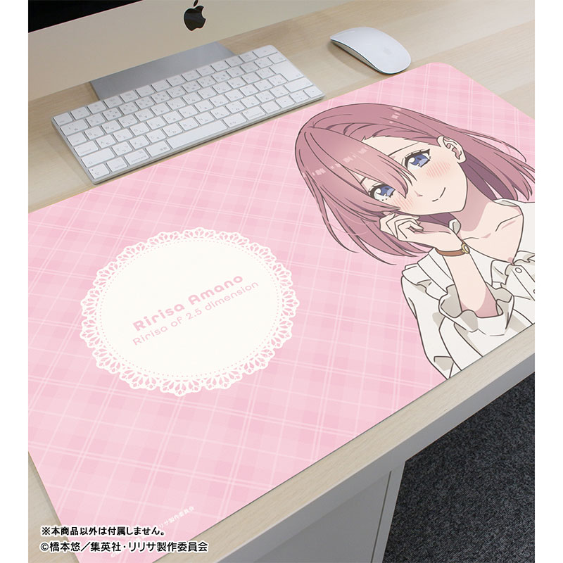 TVアニメ『2.5次元の誘惑』 描き下ろし 天乃リリサ チェック柄コーデver. マルチデスクマット 画像 3 | AniSmile