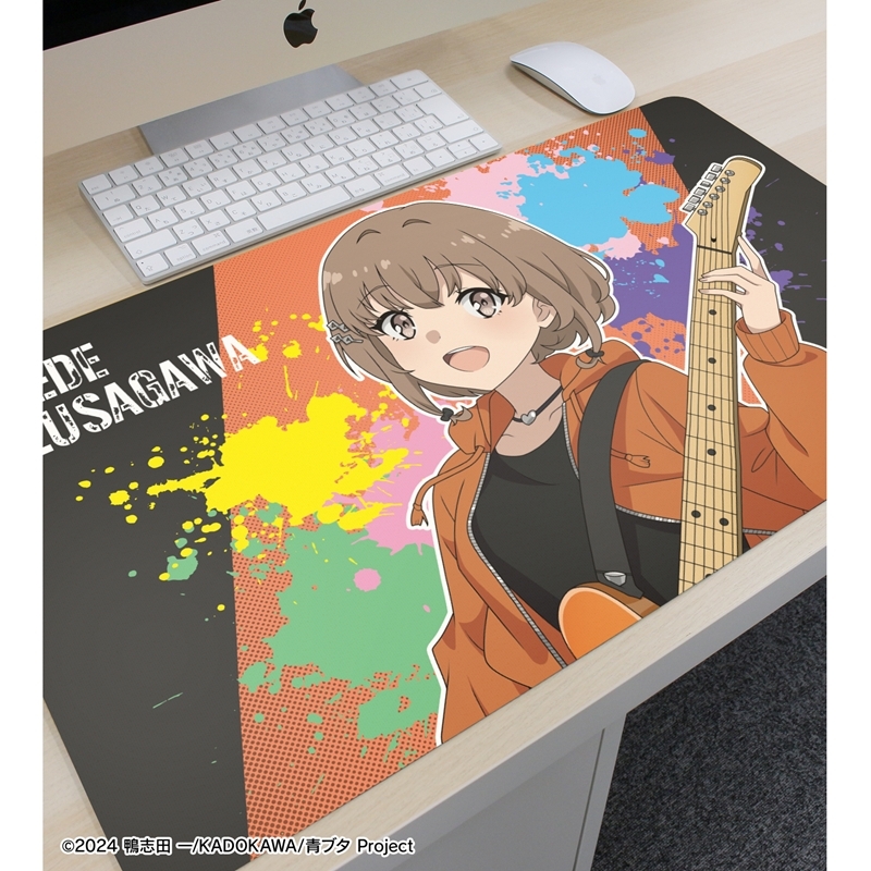 「青春ブタ野郎」シリーズ 描き下ろし 梓川花楓 ギター演奏ver. マルチデスクマット 画像 3 | AniSmile
