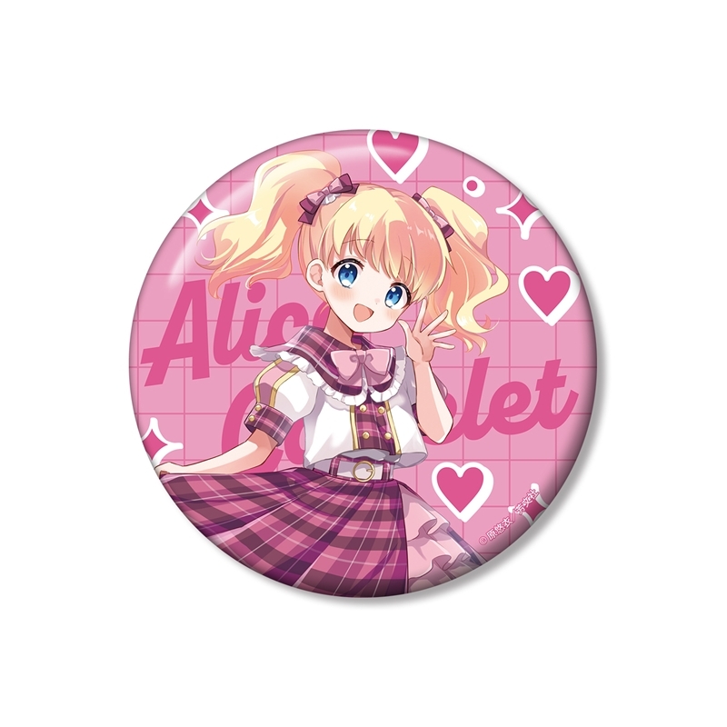 きんいろモザイク 原悠衣先生 描き下ろし アリス・カータレット アイドル風衣装ver. 100mm缶バッジ - 公式商品画像 | AniSmile