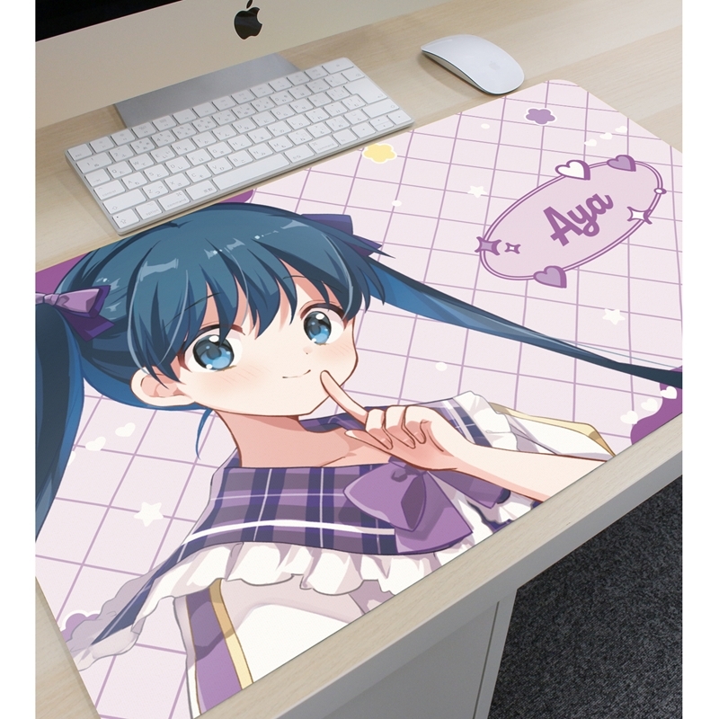 きんいろモザイク 原悠衣先生 描き下ろし 小路綾 アイドル風衣装ver. マルチデスクマット 画像 3 | AniSmile