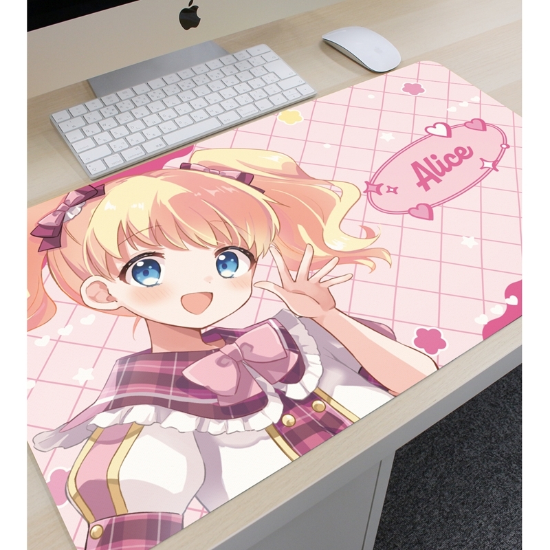 きんいろモザイク 原悠衣先生 描き下ろし アリス・カータレット アイドル風衣装ver. マルチデスクマット 画像 3 | AniSmile