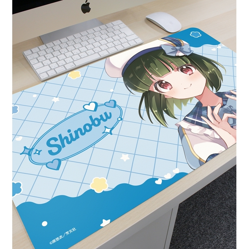 きんいろモザイク 原悠衣先生 描き下ろし 大宮忍 アイドル風衣装ver. マルチデスクマット 画像 3 | AniSmile
