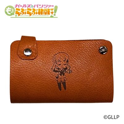 「ガールズ&パンツァー らぶらぶ大作戦です!」レザースライドカードケース 武部沙織 - 公式商品画像 | AniSmile