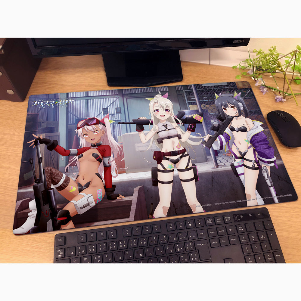劇場版「Fate/kaleid liner プリズマ☆イリヤ Licht 名前の無い少女」 描き下ろしラバーマット(イリヤ&美遊&クロエ/ミリタリー) 画像 2 | AniSmile