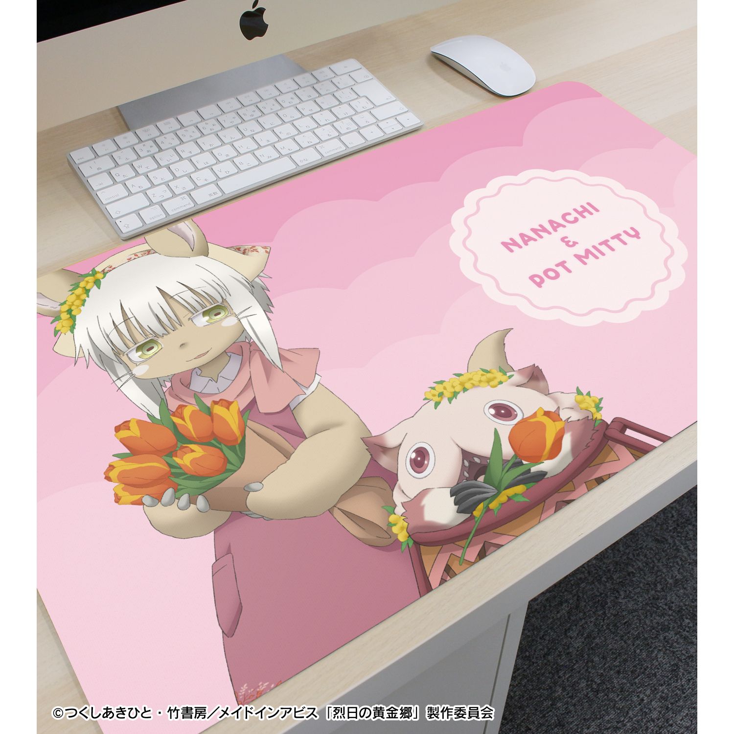 メイドインアビス 烈日の黄金郷 描き下ろし ナナチ&壺ミーティ 花屋ver. マルチデスクマット - 公式商品画像 | AniSmile