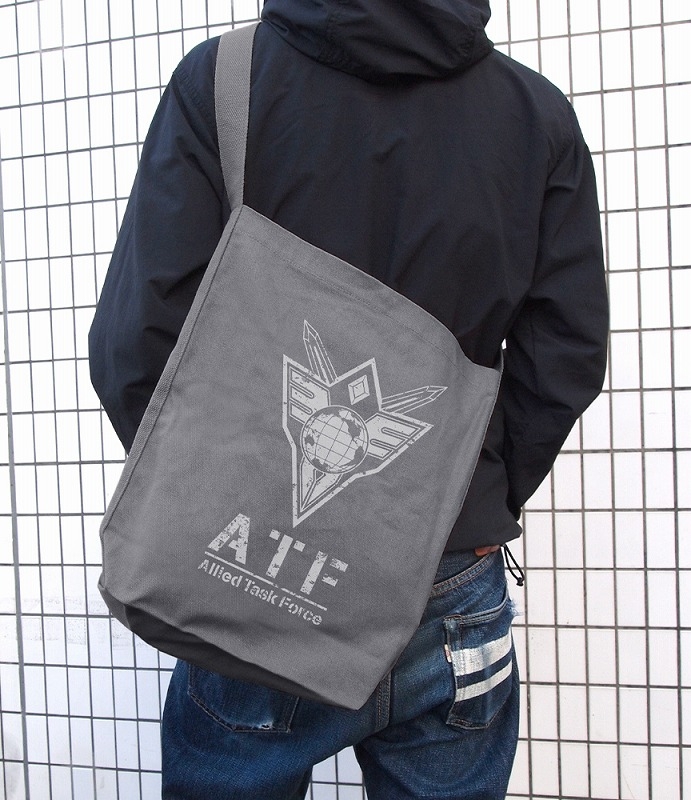 勇気爆発バーンブレイバーン 多国籍任務部隊(ATF)ショルダートート/MEDIUMGRAY 画像 2 | AniSmile