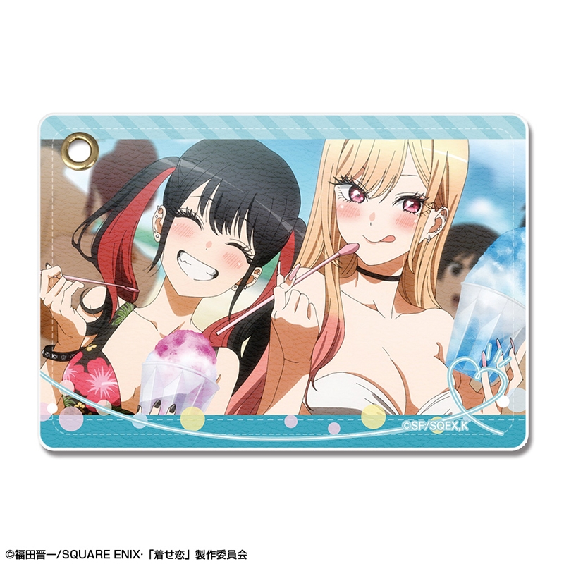 TVアニメ「その着せ替え人形(ビスク・ドール)は恋をする」 レザーパスケース Ver.2 デザイン13(喜多川海夢&菅谷乃羽) - 公式商品画像 | AniSmile