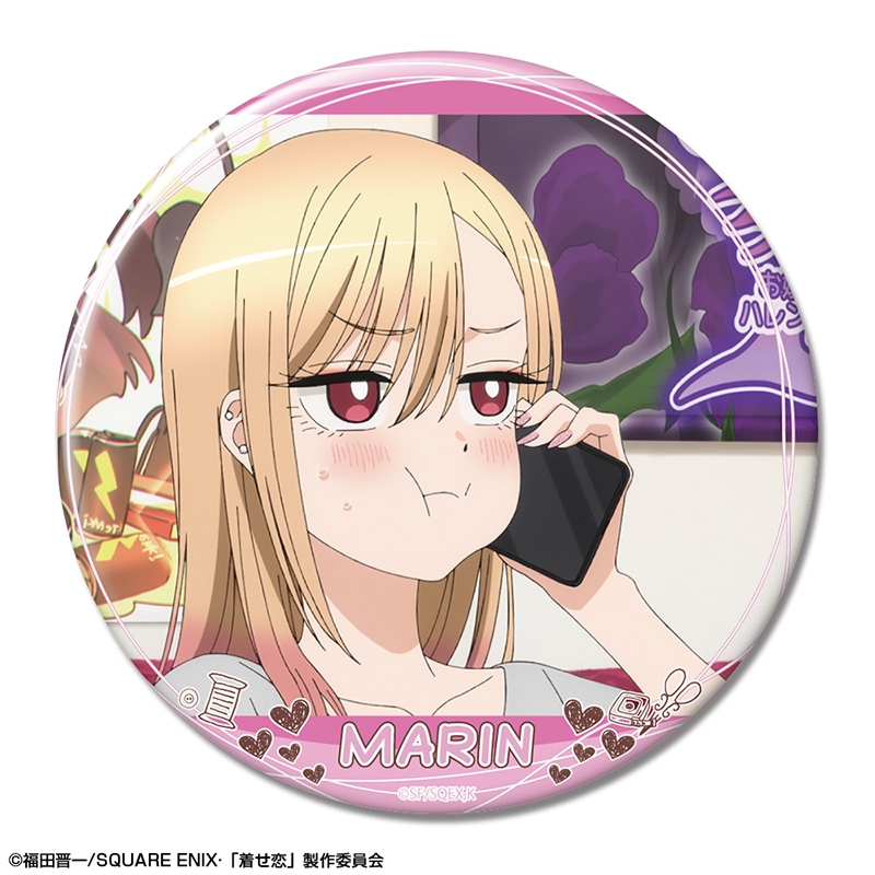 TVアニメ「その着せ替え人形(ビスク・ドール)は恋をする」 缶バッジ デザイン22(喜多川海夢/V) - 公式商品画像 | AniSmile