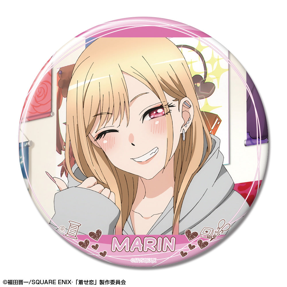 TVアニメ「その着せ替え人形(ビスク・ドール)は恋をする」 缶バッジ デザイン17(喜多川海夢/Q) - 公式商品画像 | AniSmile