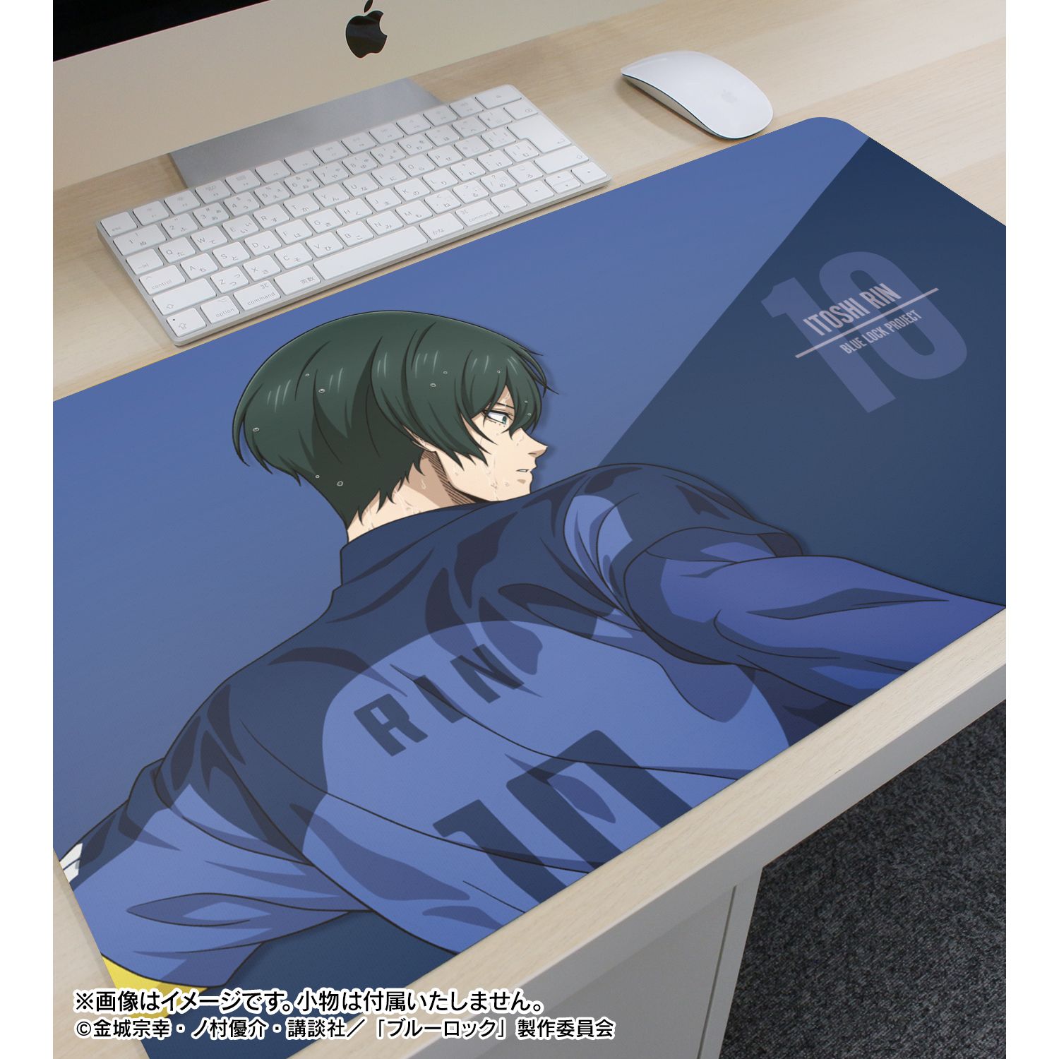 TVアニメ『ブルーロック』 描き下ろし 糸師 凛 戦う背中×雨ver. マルチデスクマット 画像 3 | AniSmile