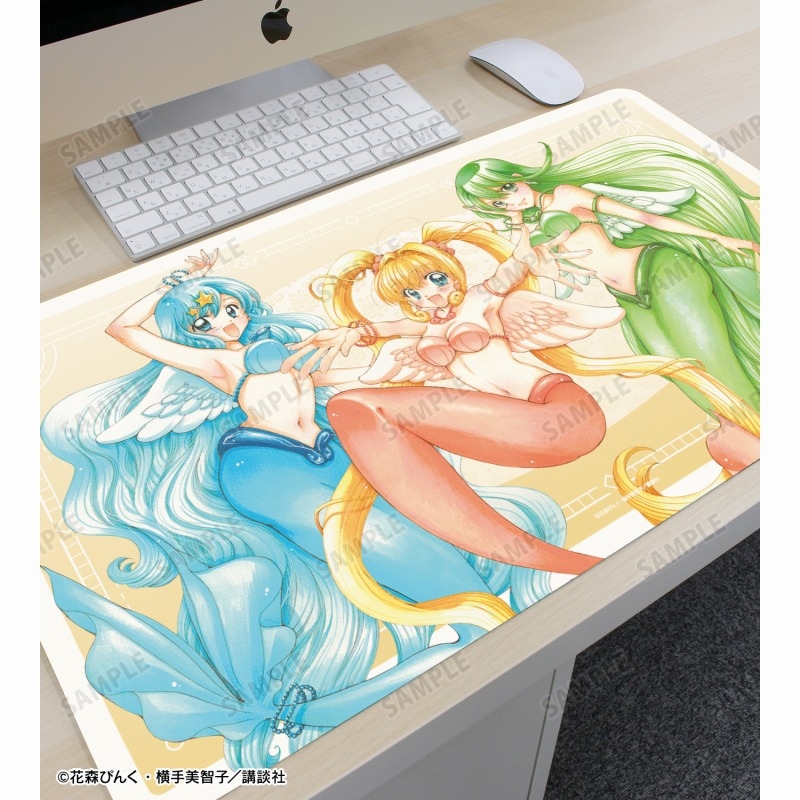 ぴちぴちピッチ 花森ぴんく先生 描き下ろし 集合 羽を纏ったマーメイドver. マルチデスクマット 画像 3 | AniSmile