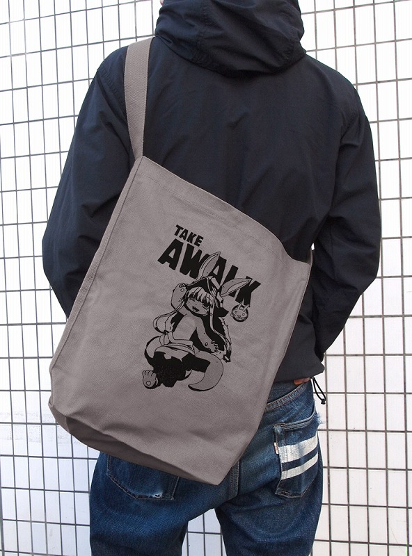 メイドインアビス 烈日の黄金郷 ナナチ ワクワク ショルダートート/MEDIUM GRAY Image 2 | AniSmile
