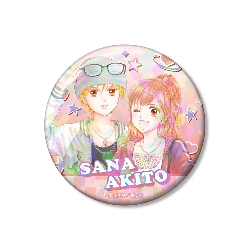 こどものおもちゃ 小花美穂先生 描き下ろし 倉田紗南&羽山秋人 平成ファッションver. 75mmホログラム缶バッジ - 公式商品画像 | AniSmile