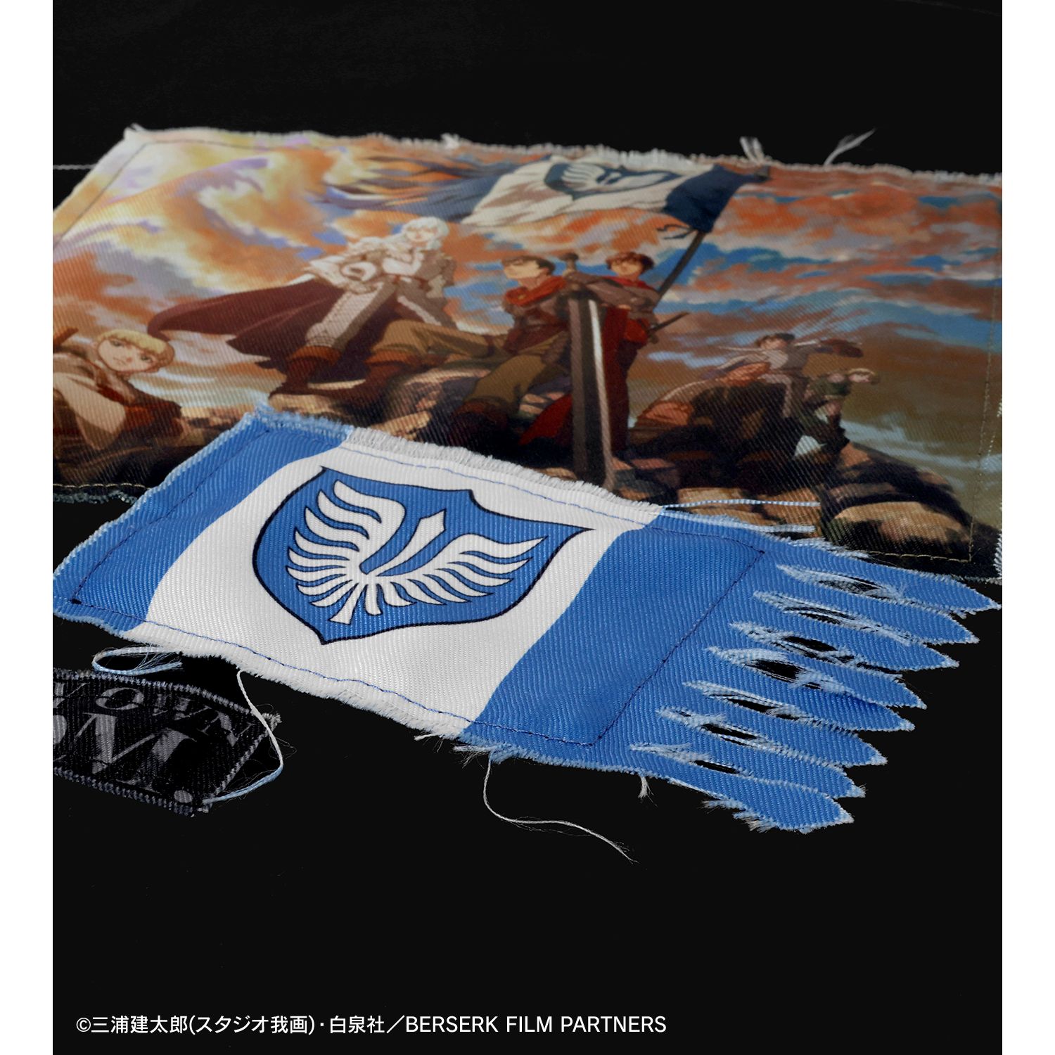 アニメ『ベルセルク 黄金時代篇 MEMORIAL EDITION』 shica-ke 鷹の団 パッチグランジTシャツユニセックス(サイズ/L) 画像 5 | AniSmile