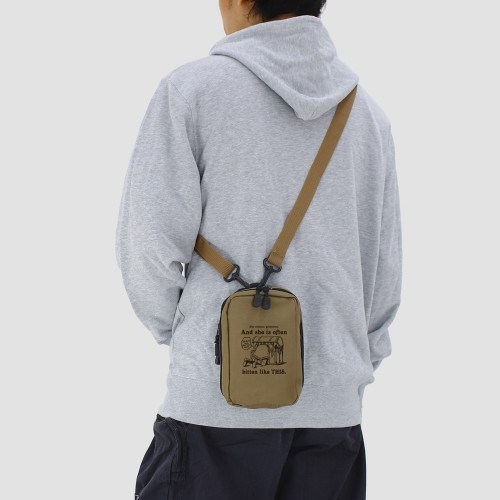 葬送のフリーレン ミミックに食べられるフリーレン ミニショルダーポーチ/SAND KHAKI 画像 2 | AniSmile