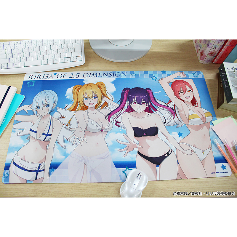 TVアニメ「2.5次元の誘惑」描き下ろし デスクマット【水着ver.】 Image 3 | AniSmile