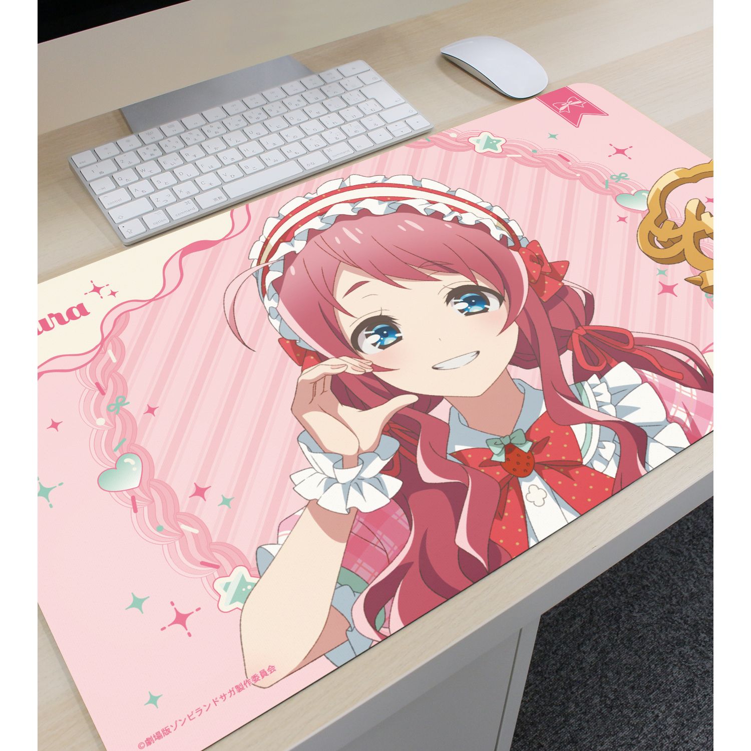 劇場版『ゾンビランドサガ ゆめぎんがパラダイス』 描き下ろし 源 さくら お座りケーキver. マルチデスクマット 画像 3 | AniSmile