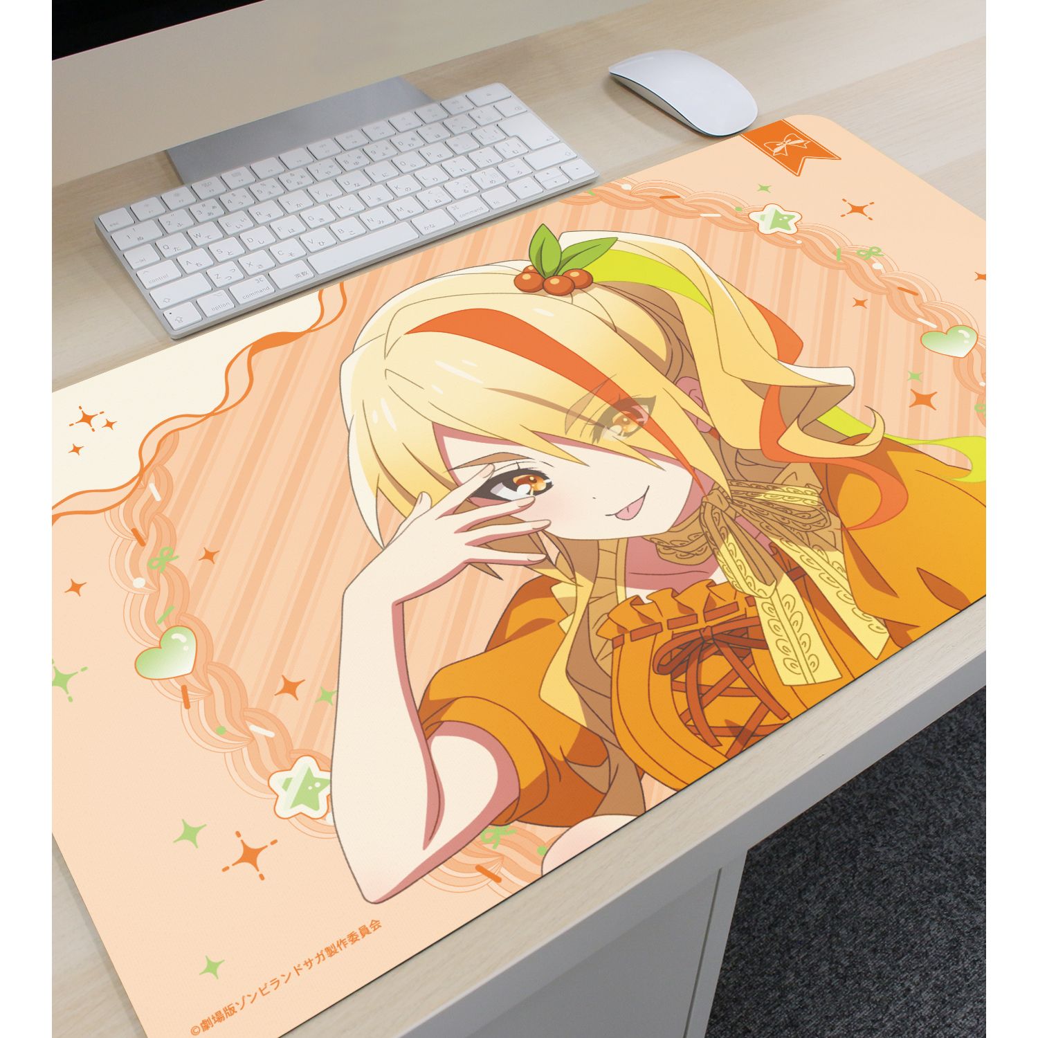 劇場版『ゾンビランドサガ ゆめぎんがパラダイス』 描き下ろし 二階堂 サキ お座りケーキver. マルチデスクマット 画像 3 | AniSmile