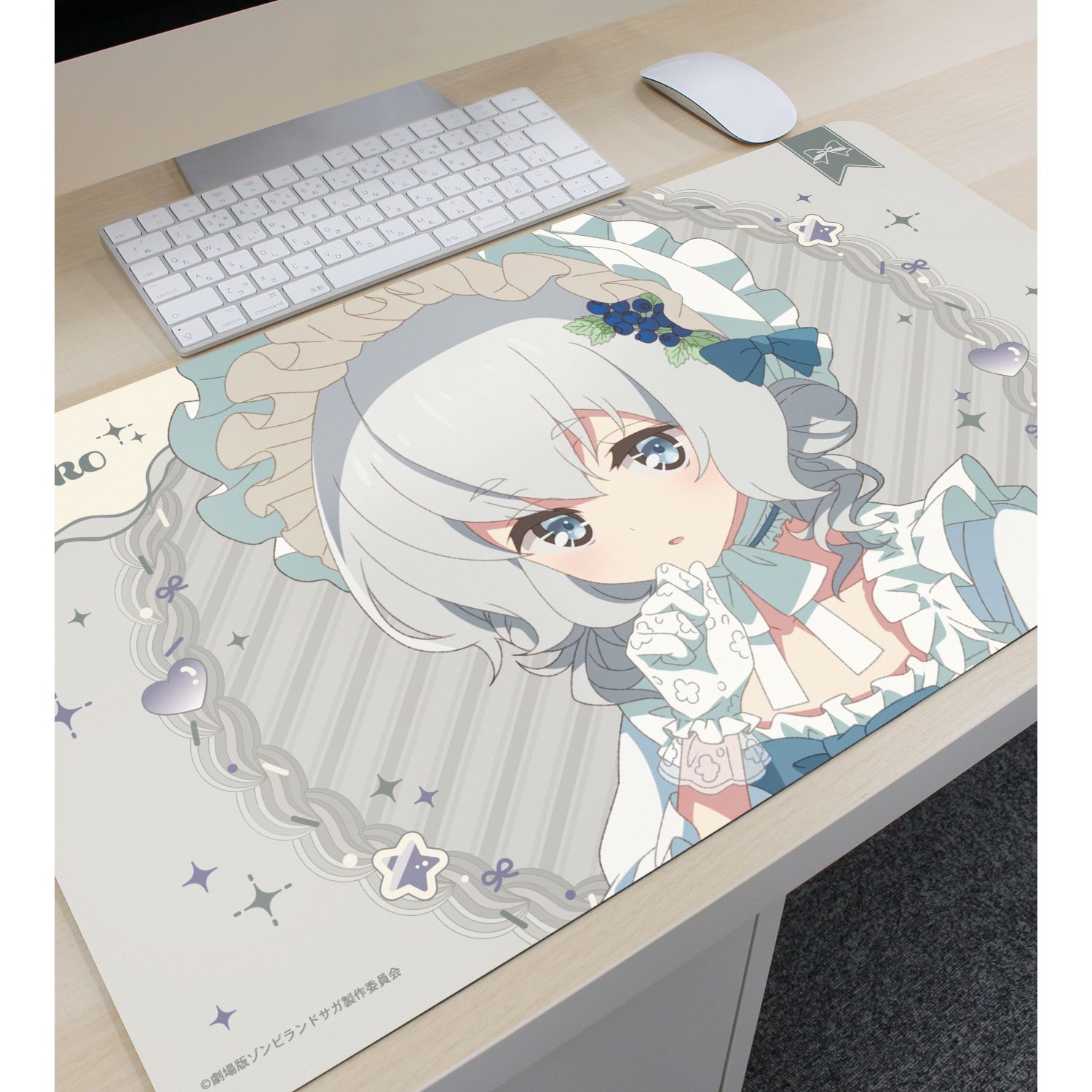 劇場版『ゾンビランドサガ ゆめぎんがパラダイス』 描き下ろし 紺野 純子 お座りケーキver. マルチデスクマット 画像 3 | AniSmile