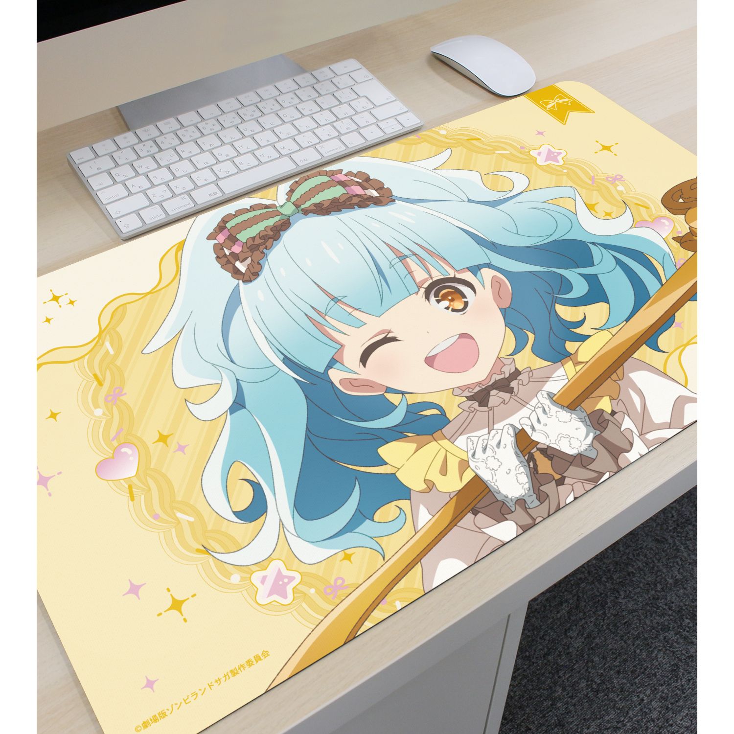 劇場版『ゾンビランドサガ ゆめぎんがパラダイス』 描き下ろし 星川 リリィ お座りケーキver. マルチデスクマット 画像 3 | AniSmile