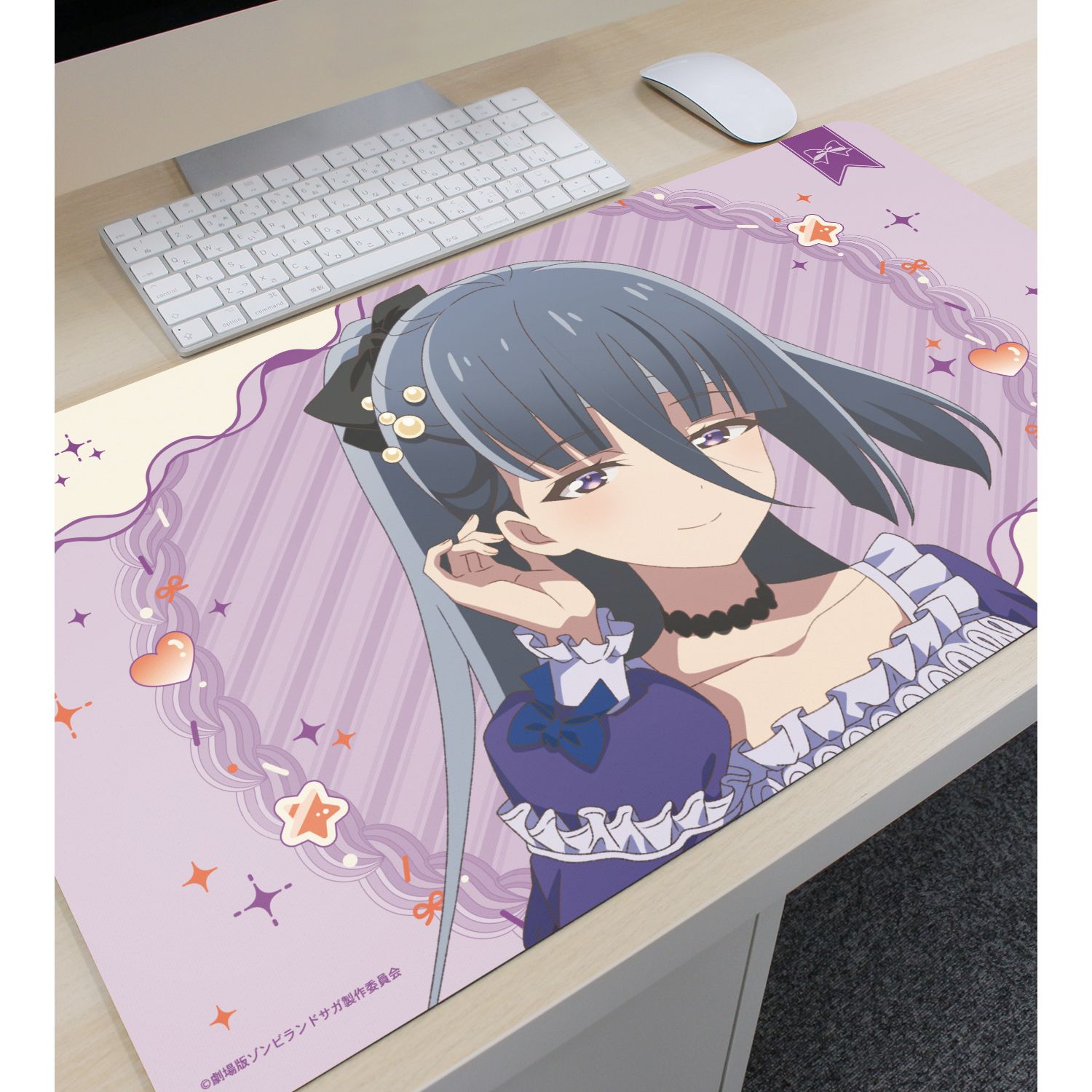 劇場版『ゾンビランドサガ ゆめぎんがパラダイス』 描き下ろし 山田 たえ お座りケーキver. マルチデスクマット 画像 3 | AniSmile